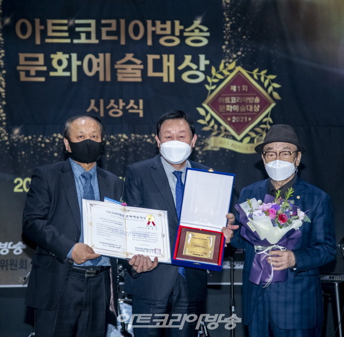 인사아트프라자 박복신 회장이 기업인 부문 문화예술대상 수상 후 기념사진을 찍고 있다.