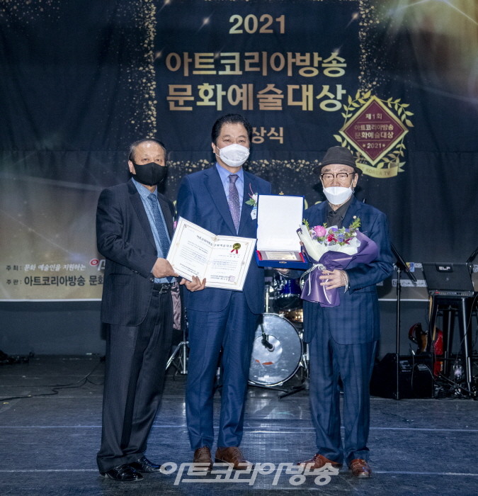 주)아멕스코리아 최정무 회장이 기업인부문 아트코리아방송 문화예술대상 수상 후 기념촬영을 하고 있다.