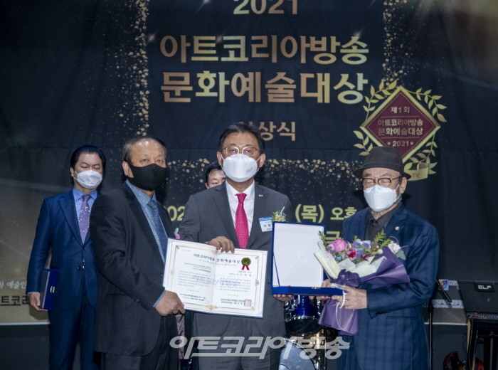 주)남명건설 이병열 회장이 아트코리아방송 선정 기업인부문 문화예술대상 수상 후 기념촬영을 하고 있다.