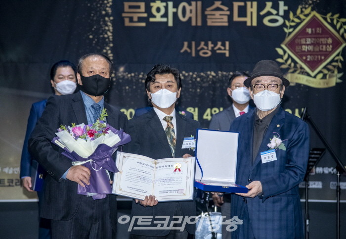 주)유비인 이순선 회장 대신해서 피카디리국제미술관 이승근 관장이 대리 수상 후 기념사진을 찍고 있다.