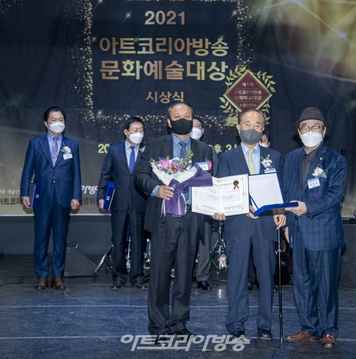 사)융합상생포럼 강석진 회장이 수상 후 기념사진을 찍고 있다.