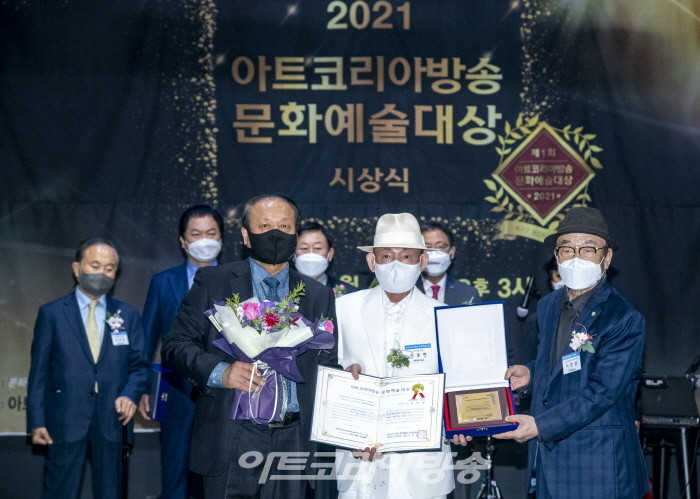 주)연미술 전후연 회장이 수상 후 기념사진을 찍고 있다.