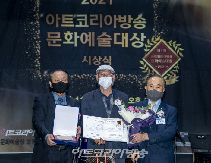 황삼용 작가가 공예부문 문화예술대상 수상 후 기념사진을 찍고 있다.