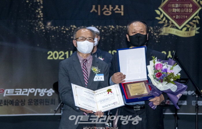 선주선 서예부문 문화예술대상 수상자가 수상 후 기념촬영을 하고 있다.