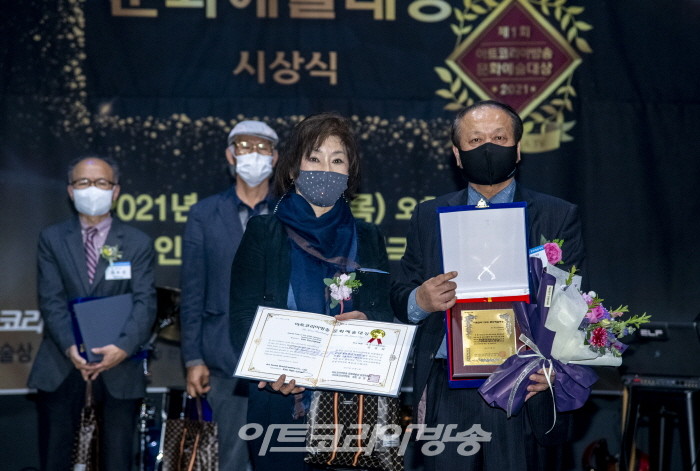 수채화 부문 문화예술대상 수상자인 김경희 작가가 수상 후 기념촬영을 하고 있다.