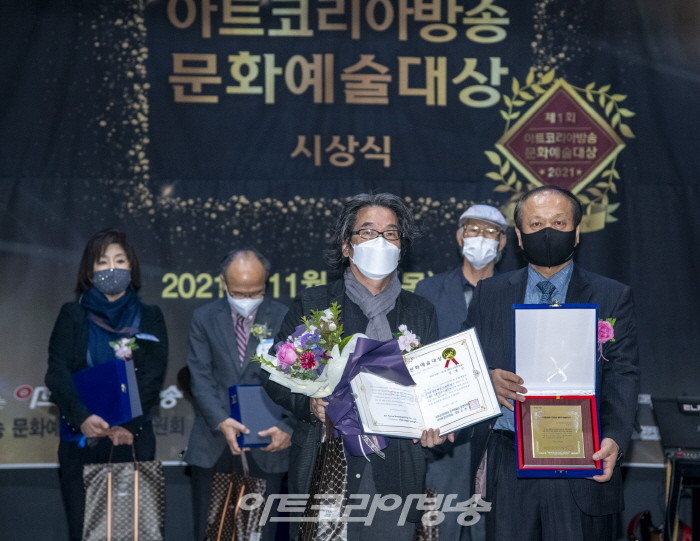 캘리그라피부문 수상자인 강병인 작가가 수상 후 기념촬영을 하고 있다.