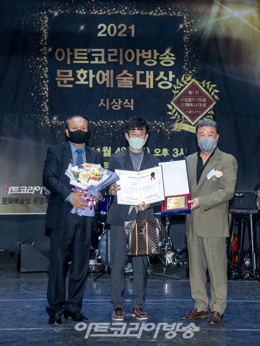 도자부문에서 문화예술대상을 수상한 황갑순 작가가 기념촬영을 하고 있다.