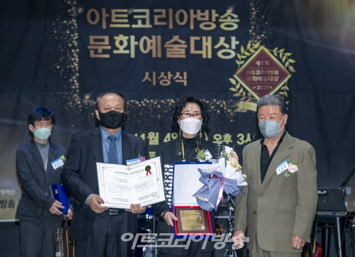 섬유부문에서 문화예술대상을 수상한 정경연 작가가 수상 후 기념촬영을 하고 있다.