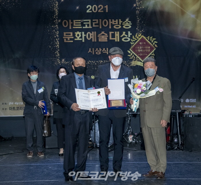 리드보컬 조태복 단장이 연예인부문 문화예술대상 수상 후 기념촬영을 하고 있다.