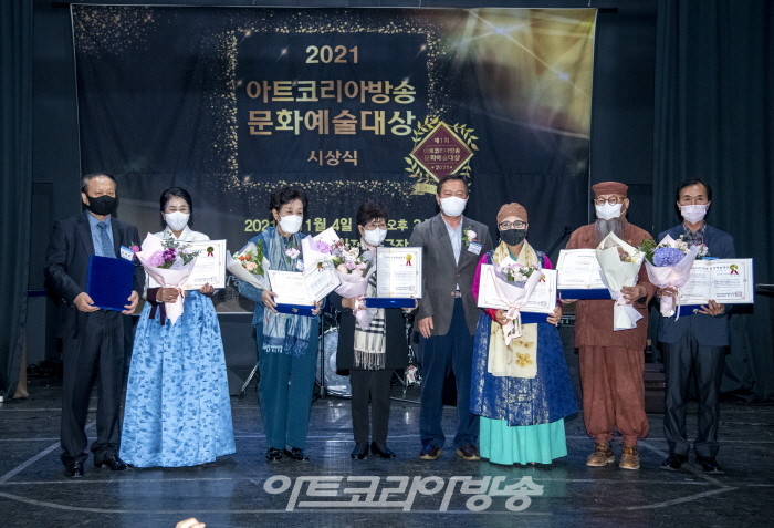 명인부문에서 문화예술대상을 수상한 침선부문 문근남 명인, 자연염색 김지희 명인, 조각보 부문 나정희 명인, 약선음식부문 정영숙 명인, 불교조각부문 이조형 명인, 전통국악부문 백은종 명인과 아트코리아방송 김한정 회장, 한국예술문화명인진흥회 황의철 회장이 기념촬영을 하고 있다.