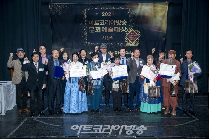2021 아트코리아방송 선정 문화예술대상 수상자와 아트코리아방송 조직위원들과 기념촬영