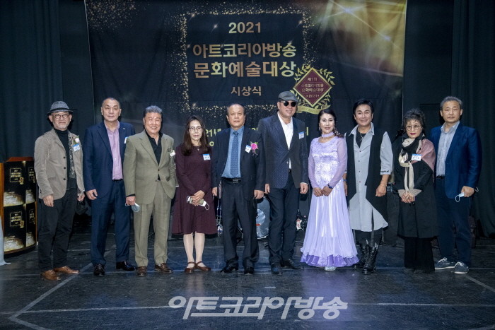 아트코리아방송 조직위원들과 리드보컬팀 기념촬영