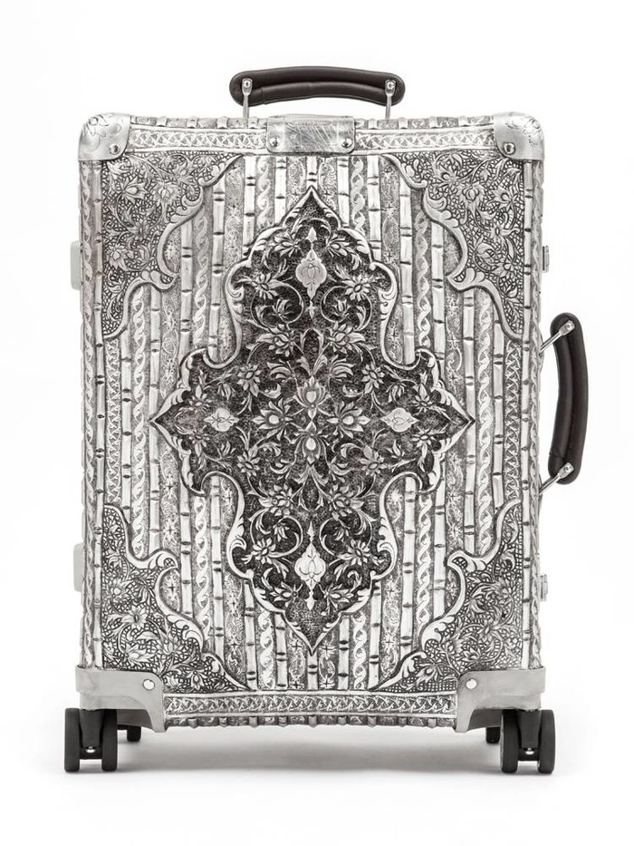 Wim Delvoye, 리모와 클래식 플라이트 멀티휠 971.52.00.4. 인그레이빙된 알루미늄, 55 x 41 x 27 cm, Perrotin 제공. 크레딧 Studio Wim Delvoye - ADAGP