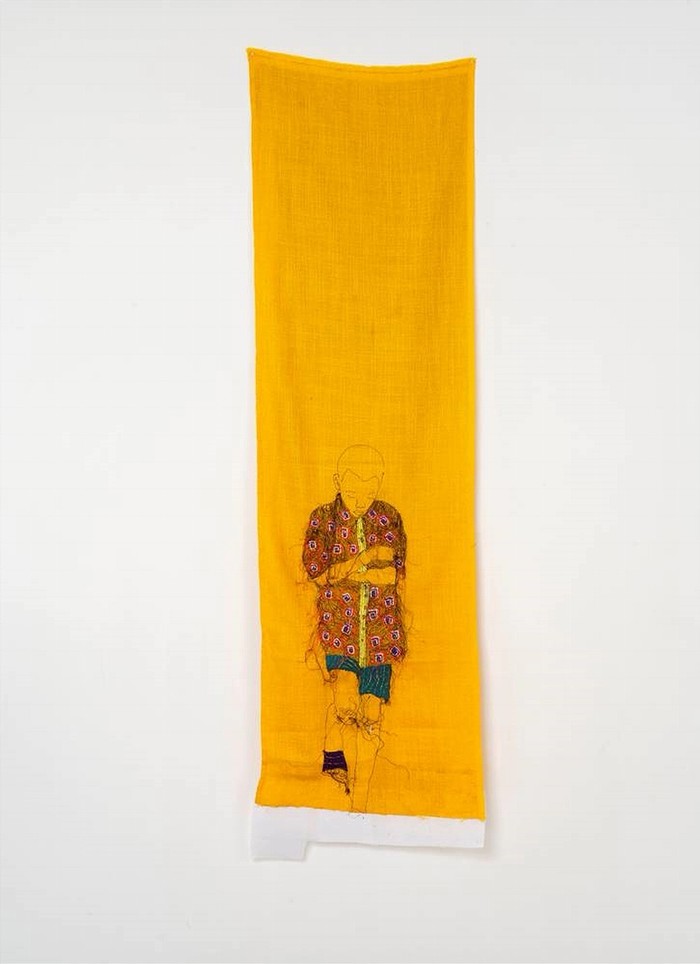 Ana Silva Child 003, 2020, 아동 60년대 패브릭, 자수, 디자인 203x56cm Courtesy Galerie Magnin-A, Paris. 크레딧; Ana SILVA, 사진 Florian Kleinefenn.