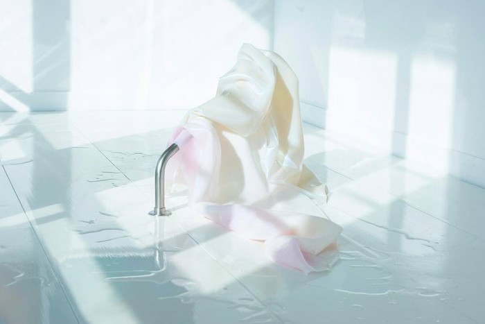 Dana-Fiona Armor, Haut unt Knochen, 2021. 실리콘, PVC, 탄산칼슘, 안료, 돼비고기 젤라틴, 아티스트의 의례, 크레딧;Lucile Boiron