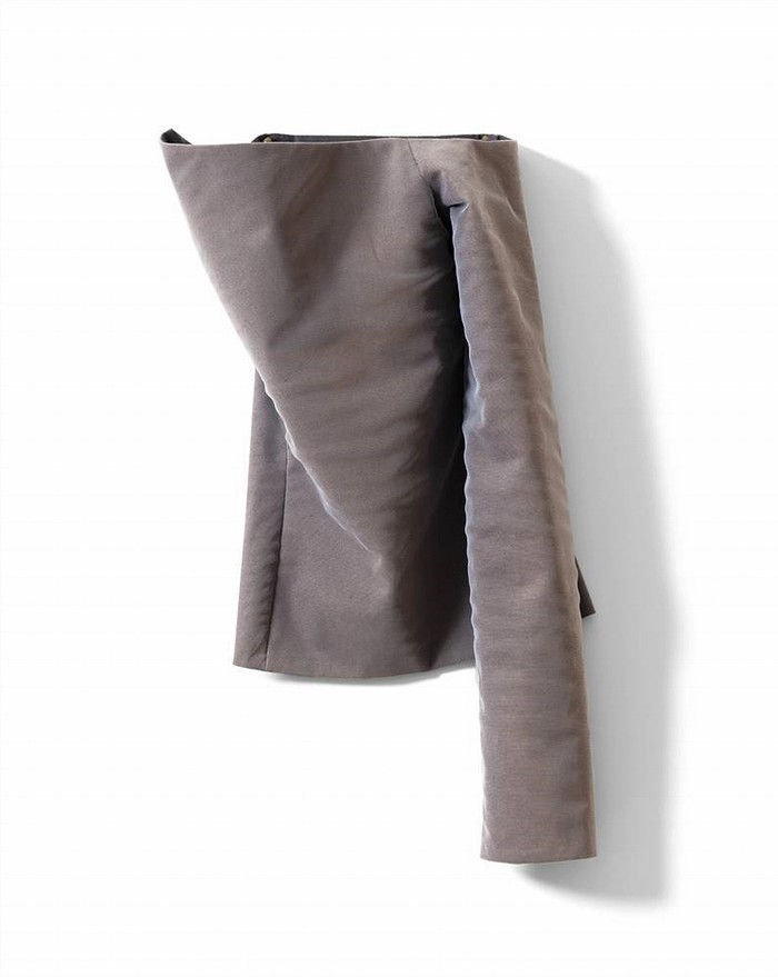 장 샤를 블레. 1997년 제작. 얇은 명주 그물, 울, 면, 65x35x15cm. 피렌체와 다니엘 겔랑 컬렉션, 크레딧;D. Peerronnet. ArtDigitalStudio.