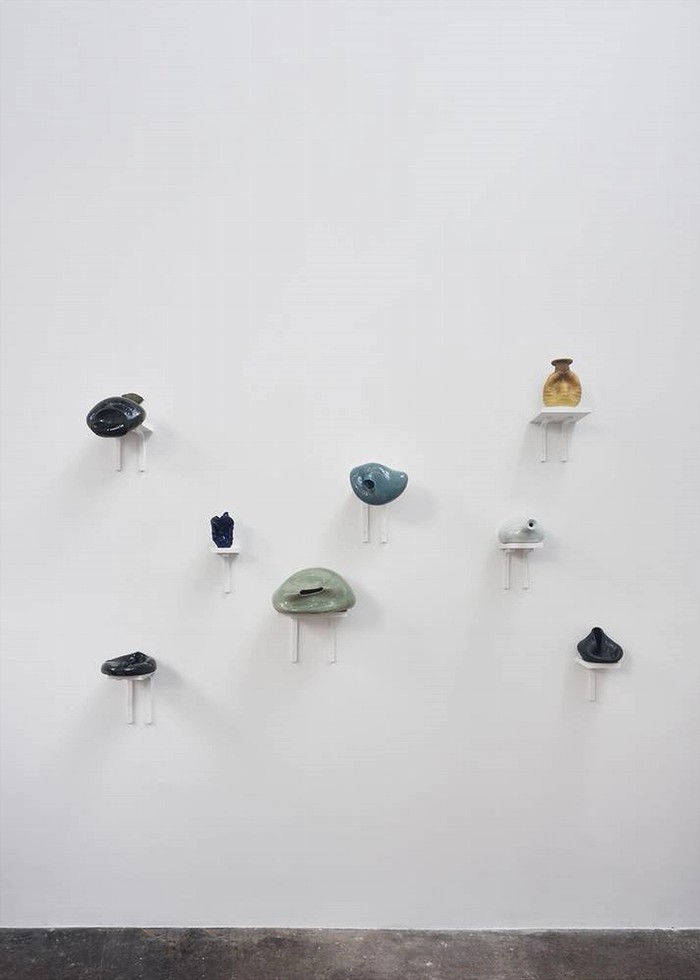 Zhuo Qi, I'm 피곤하다, 2012, 도자기와 석기, 가변치수, 아티스트의 의례. 크레딧;Qi Zhuo