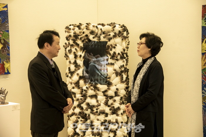 김종근 미술평론가가 정경연 작가에게 질문하고 있다.