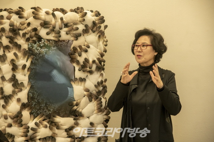 질문에 답하는 정경연 작가