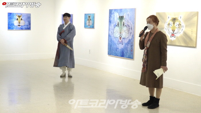 제5회 근정 서주선 작품전 ‘極과 極의 만남 始展’-사회 권경자