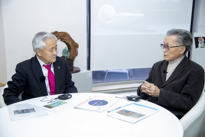 김달진미술자료박물관 관장이 백현옥 조각가에서 질문하고 있다.