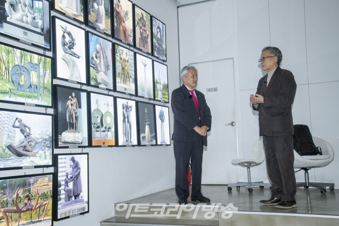 김달진미술자료박물관 관장이 백현옥 조각가에서 질문하고 있다.