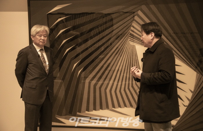 박종용 작가와 김종근 미술평론가가 인터뷰를 진행하고 있다.