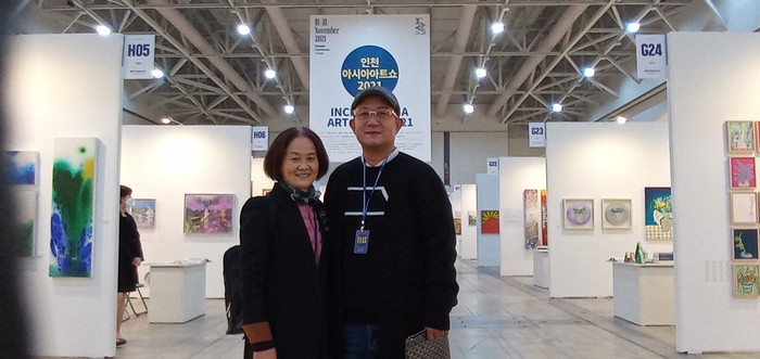 인천하시아아트쇼 홍영균 대표이사와 본 기자가 기념촬영을 하고 있다.