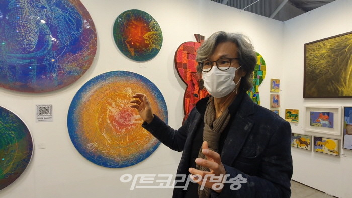인천아시아아트쇼 2021 김장혁 작가가 작품을 설명하고 있다.