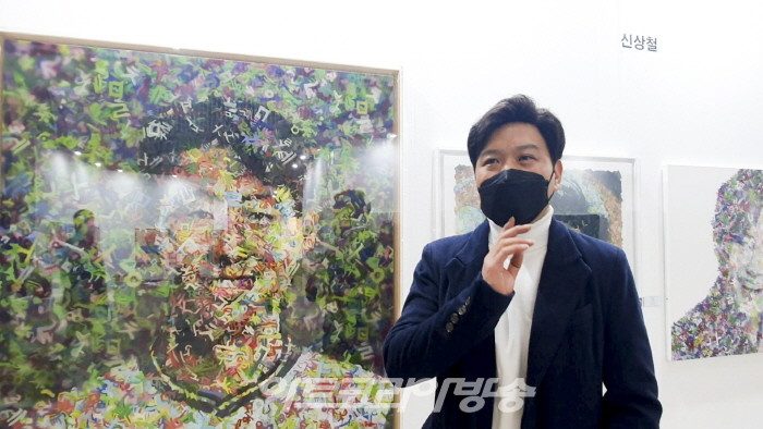 인천아시아아트쇼 2021 신상철 작가가 인터뷰에 응하고 있다.