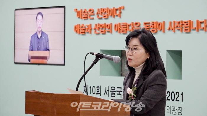 김정희 서울국제조각페스타 대회장이 인사말을 하고 있다.