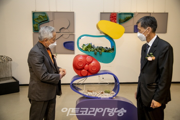 본 기자가 (주)스마트바이오팜 이준 상임고문에게 질문하고 있다.