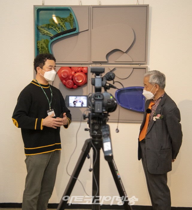 이송준 작가에게 본 기자가 질문하고 있다.