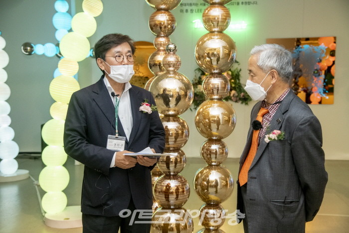 권치규 서울국제조각페스타 운영위원장에게 김달진미술자료박물관 관장이 질문하고 있다.