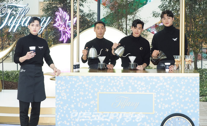 티파니 홀리데이 팝업 행사(사진 왼쪽부터 김준호, 김정환, 구본길 오상욱 선수) 2021.12.04 사진 ⓒ아트코리아방송 이용선 기자