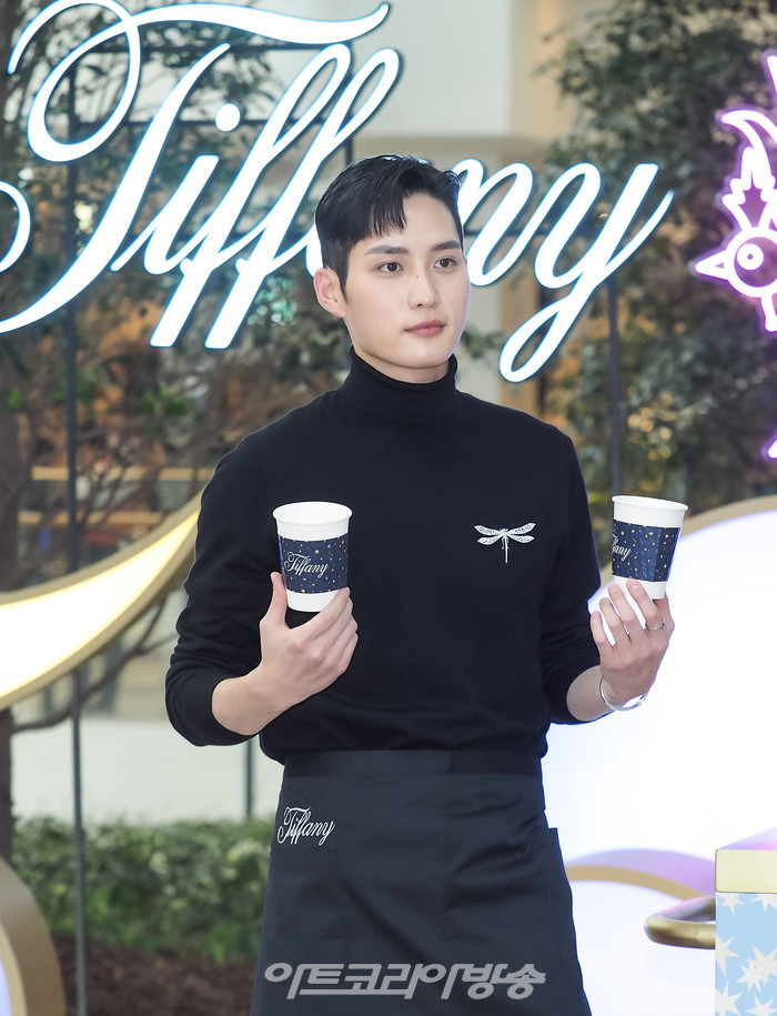 티파니 홀리데이 팝업 행사(사진 왼쪽부터 김준호 선수) 2021.12.04 사진 ⓒ아트코리아방송 이용선 기자