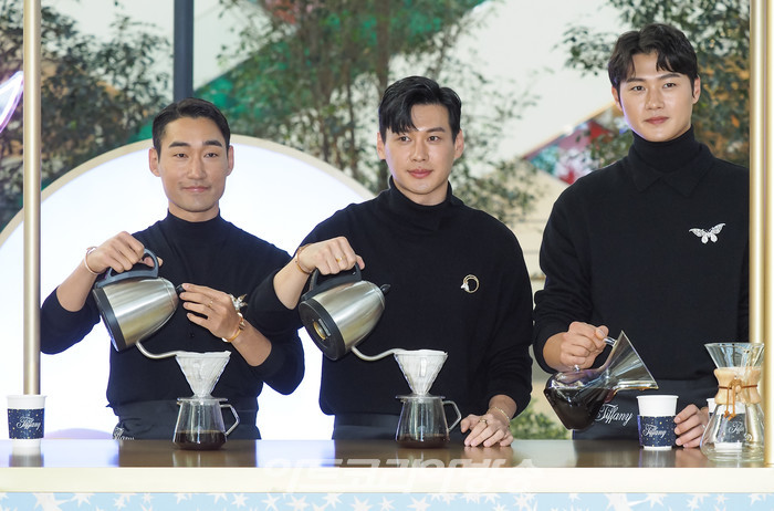 티파니 홀리데이 팝업 행사(사진 왼쪽부터 김정환, 구본길 오상욱 선수) 2021.12.04 사진 ⓒ아트코리아방송 이용선 기자