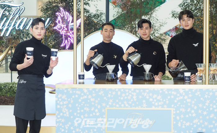 티파니 홀리데이 팝업 행사(사진 왼쪽부터 김준호, 김정환, 구본길 오상욱 선수) 2021.12.04 사진 ⓒ아트코리아방송 이용선 기자