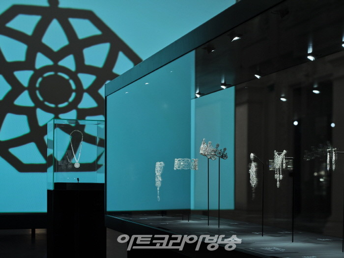 까르띠에, 파리 장식 미술관에서 '까르띠에와 이슬람 예술, 모던함의 원천’ 전시 공개