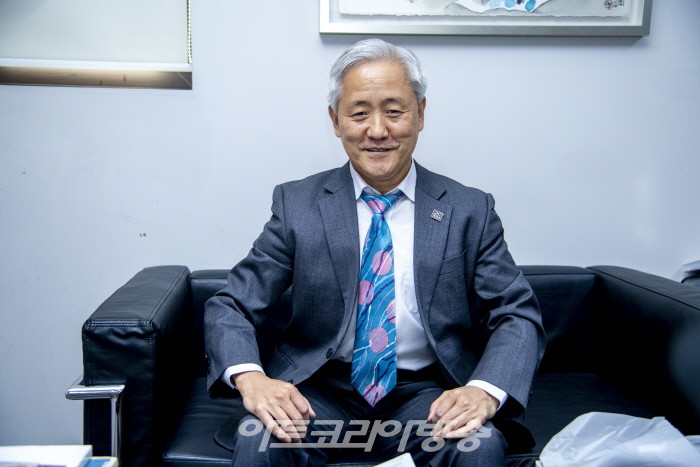 김달진미술자료박물관 관장 With Artists 24를 진행