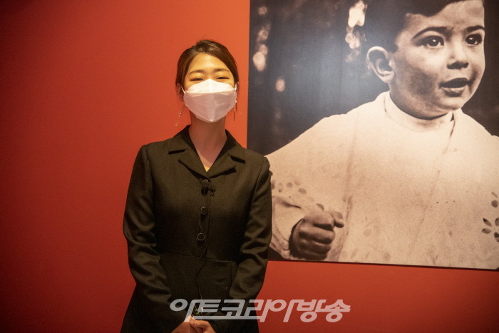 김은비 큐레이터가 작품을 설명하고 있다.