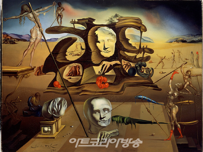 임신한 여성이 된  나폴레옹의 코, 독특한 폐허에서 멜랑콜리한 분위기 속 그의 그림자를 따라 걷다.