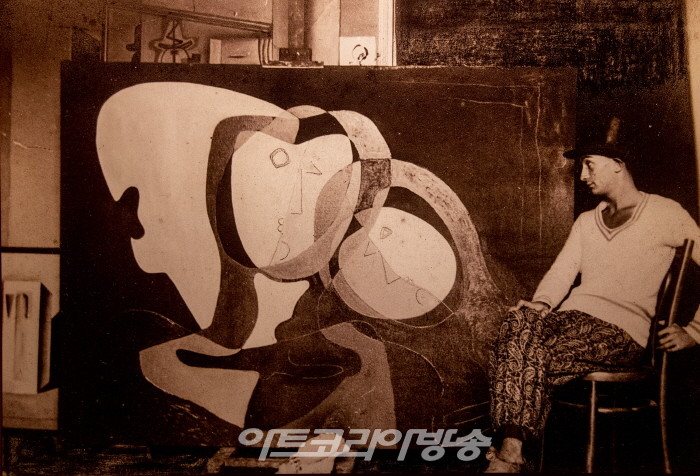 피게레스에 있는 자신의 스튜디오에 앉아 있는 살바도르 달리