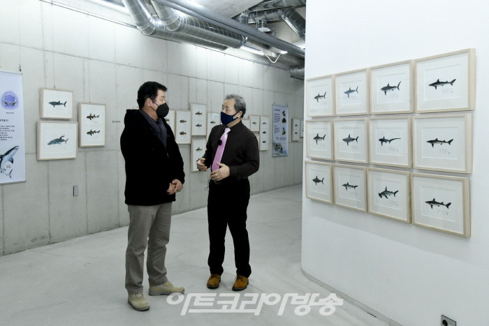 강익모 전시평론가가 조광현 작가에게 질문하고 있다.