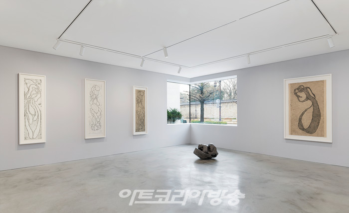 국제갤러리 1관(K1) 루이스 부르주아 개인전 《유칼립투스의 향기 The Smell of Eucalyptus》 설치전경이미지 제공: 국제갤러리