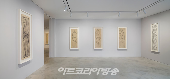 국제갤러리 1관(K1) 루이스 부르주아 개인전 《유칼립투스의 향기 The Smell of Eucalyptus》 설치전경이미지 제공: 국제갤러리