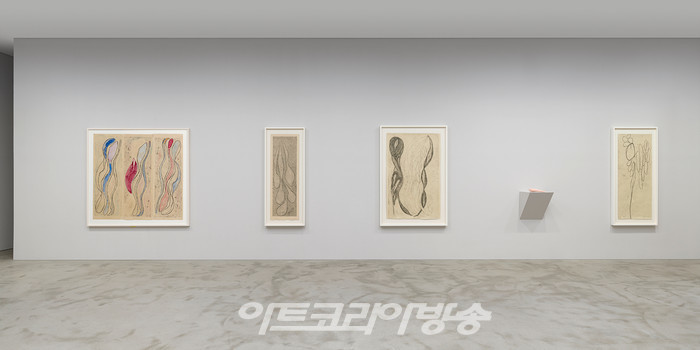 국제갤러리 1관(K1) 루이스 부르주아 개인전 《유칼립투스의 향기 The Smell of Eucalyptus》 설치전경이미지 제공: 국제갤러리