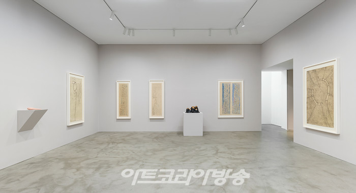 국제갤러리 1관(K1) 루이스 부르주아 개인전 《유칼립투스의 향기 The Smell of Eucalyptus》 설치전경이미지 제공: 국제갤러리