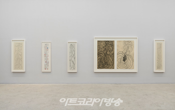 국제갤러리 3관(K3) 루이스 부르주아 개인전 《유칼립투스의 향기 The Smell of Eucalyptus》 설치전경이미지 제공: 국제갤러리