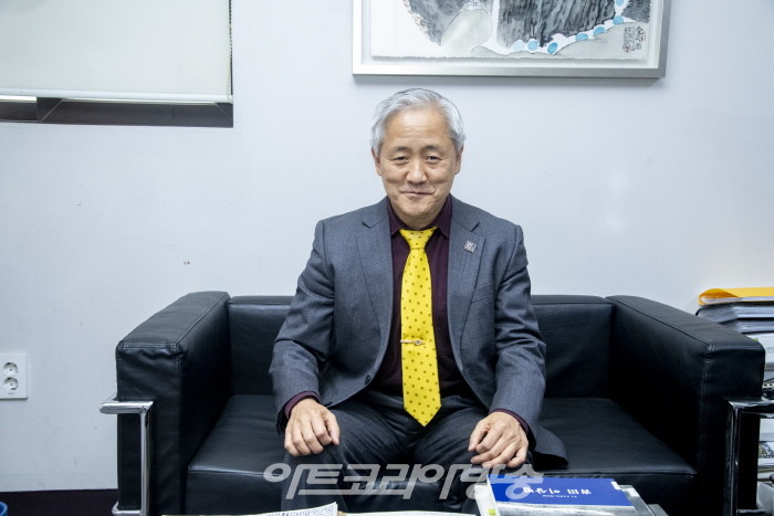 김달진미술자료박물관 관장이 제26회 With Artists 한국적인 산수화의 거목, 청전 이상범화백을 설명하고 있다.